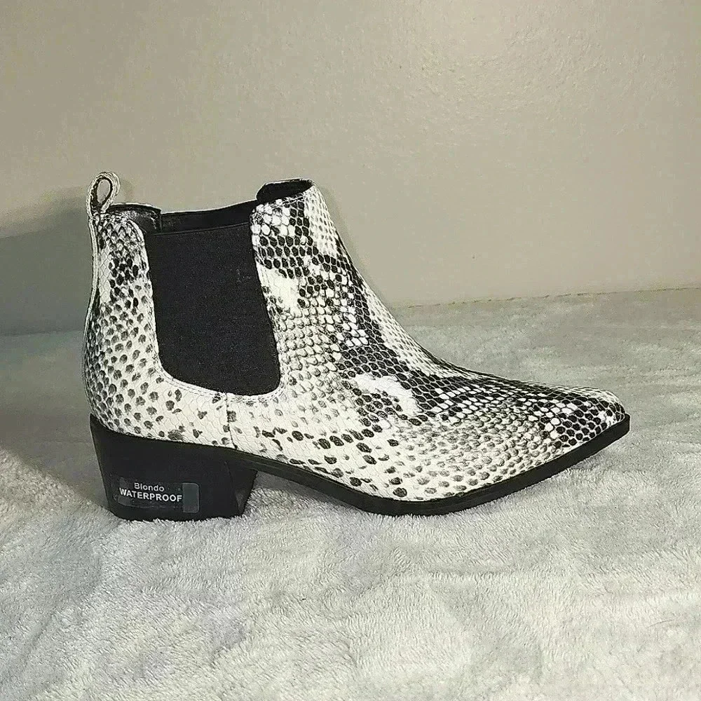 BLONDO Snakeskin white and black booties NWOB